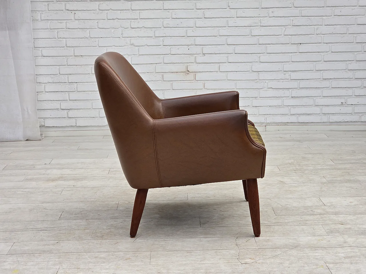 Anni '70, poltrona danese, pelle artificiale, gambe in legno di teak. 11