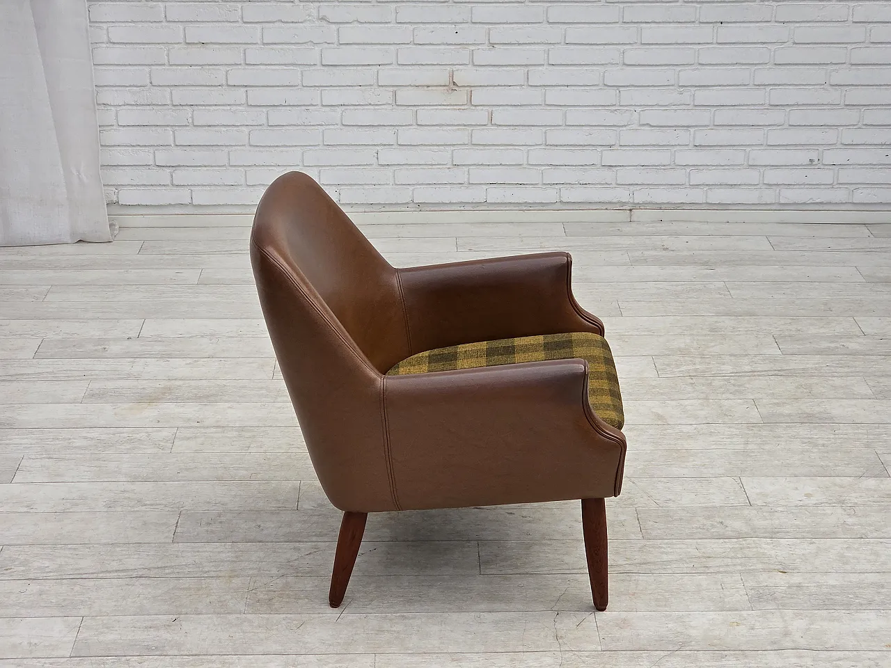 Anni '70, poltrona danese, pelle artificiale, gambe in legno di teak. 12