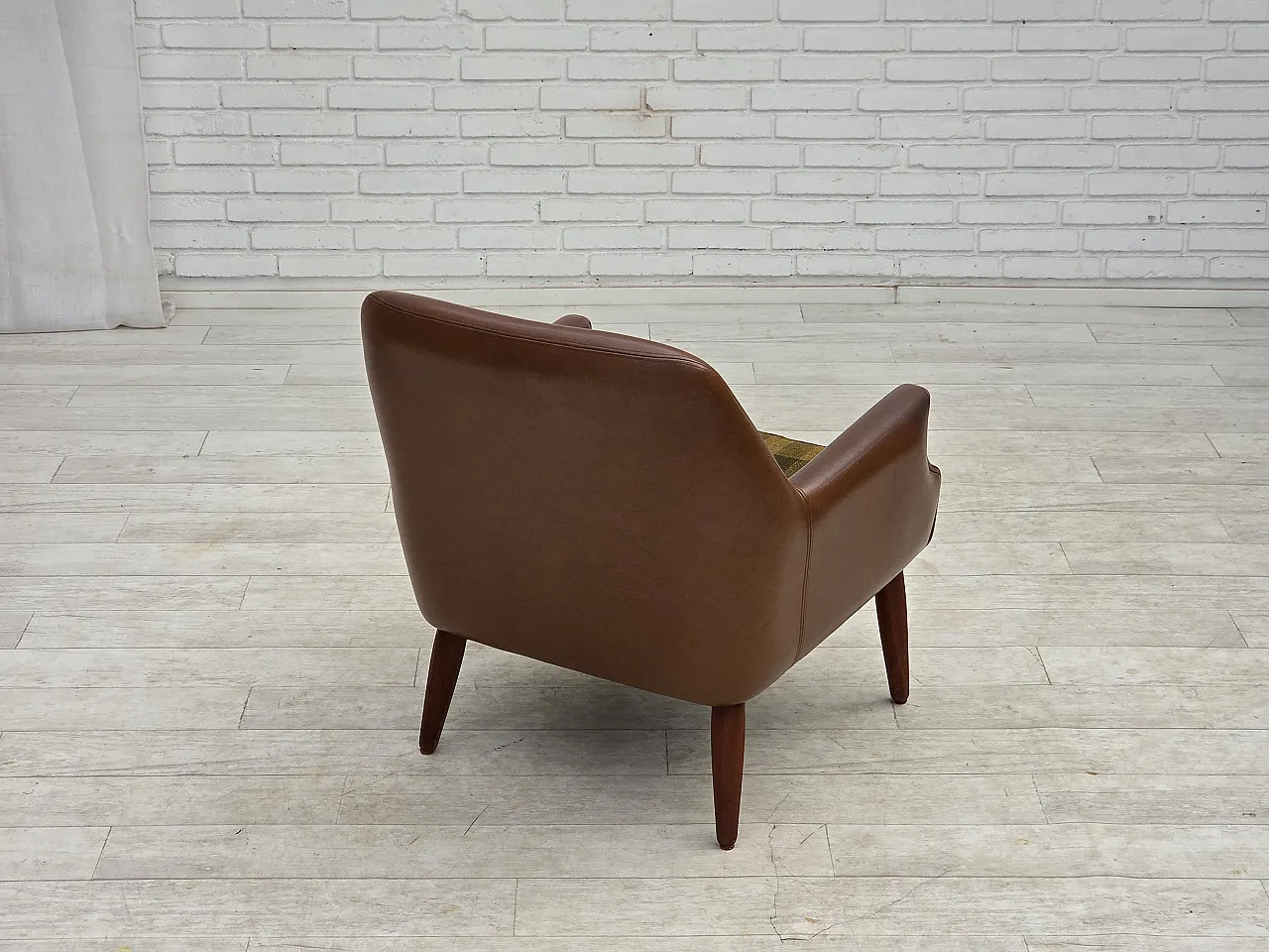 Anni '70, poltrona danese, pelle artificiale, gambe in legno di teak. 13