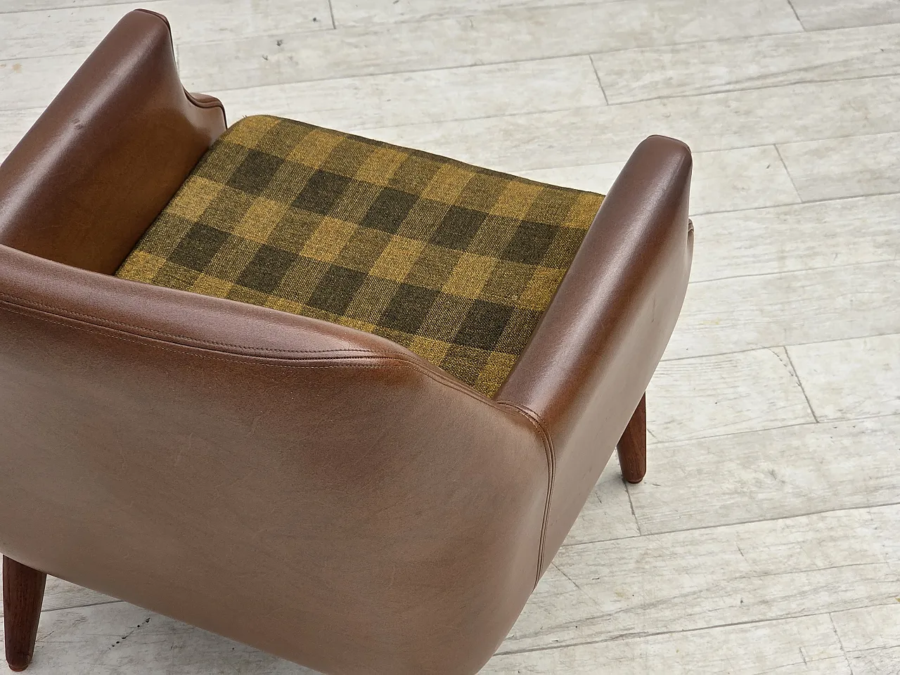 Anni '70, poltrona danese, pelle artificiale, gambe in legno di teak. 14