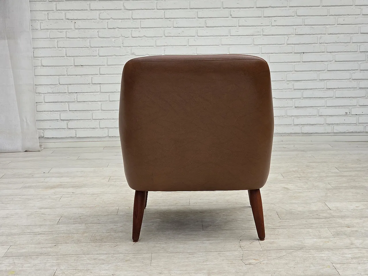 Anni '70, poltrona danese, pelle artificiale, gambe in legno di teak. 15