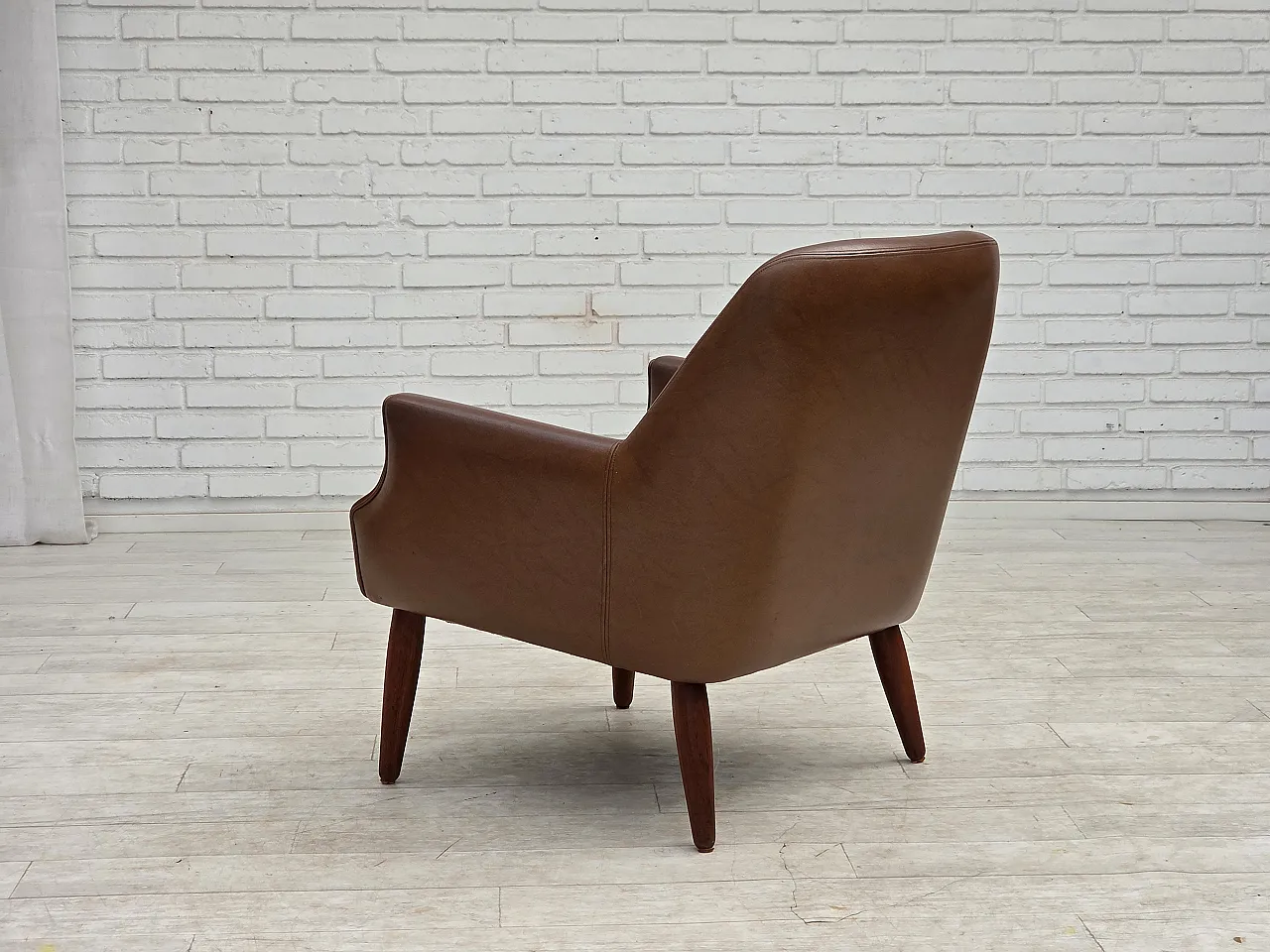 Anni '70, poltrona danese, pelle artificiale, gambe in legno di teak. 16