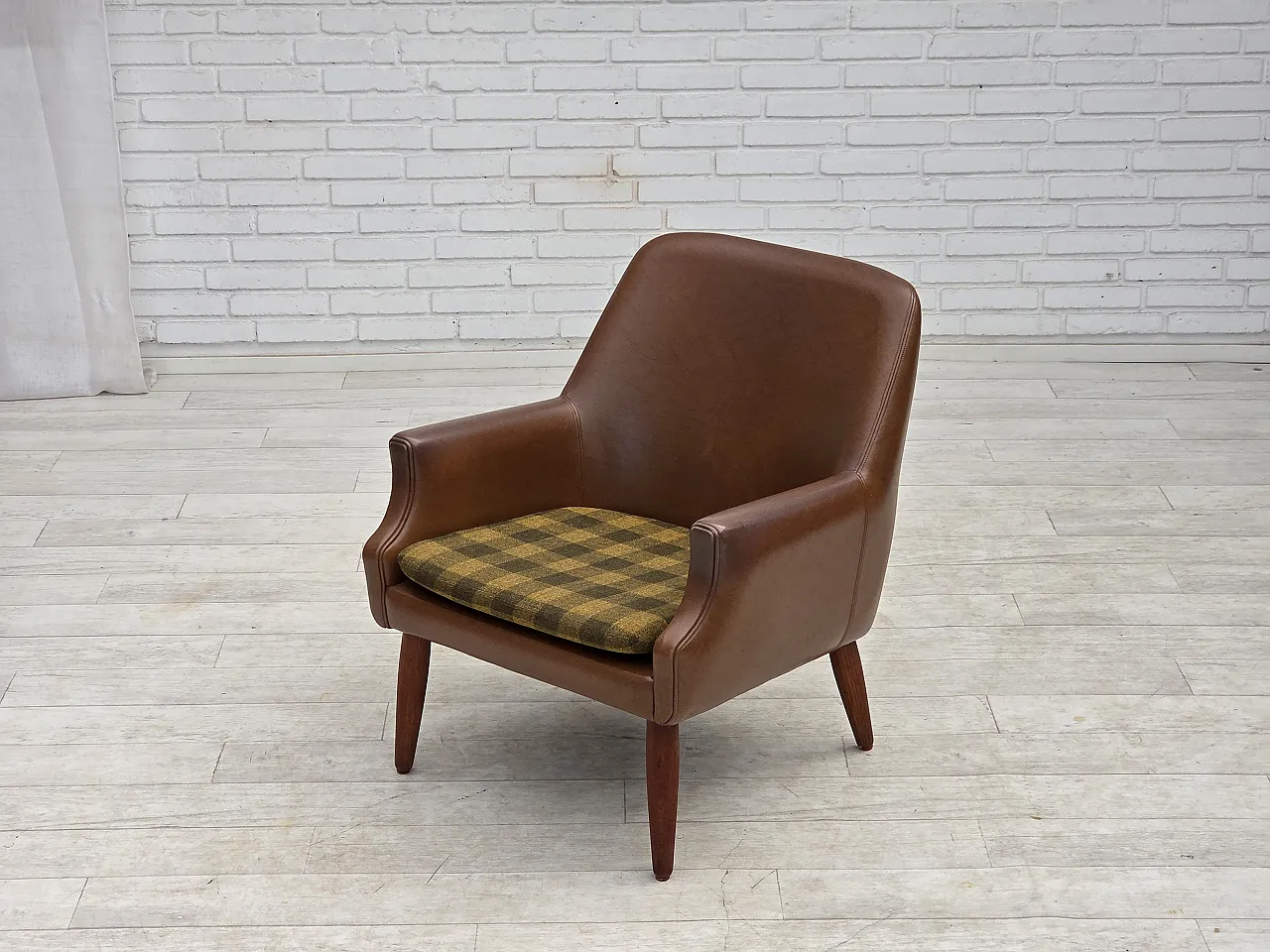 Anni '70, poltrona danese, pelle artificiale, gambe in legno di teak. 17