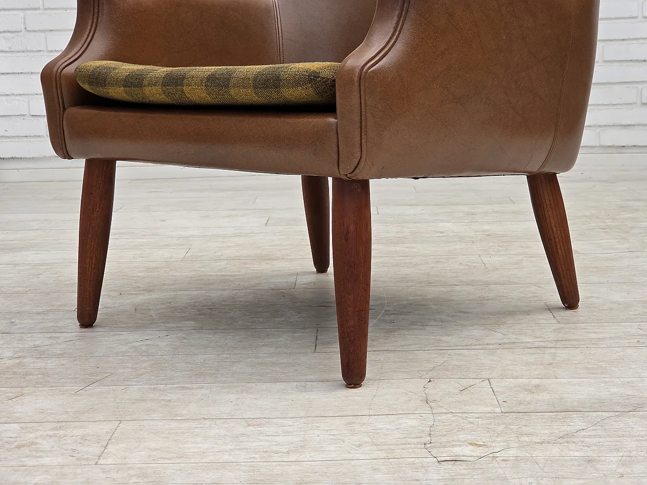 Anni '70, poltrona danese, pelle artificiale, gambe in legno di teak. 18