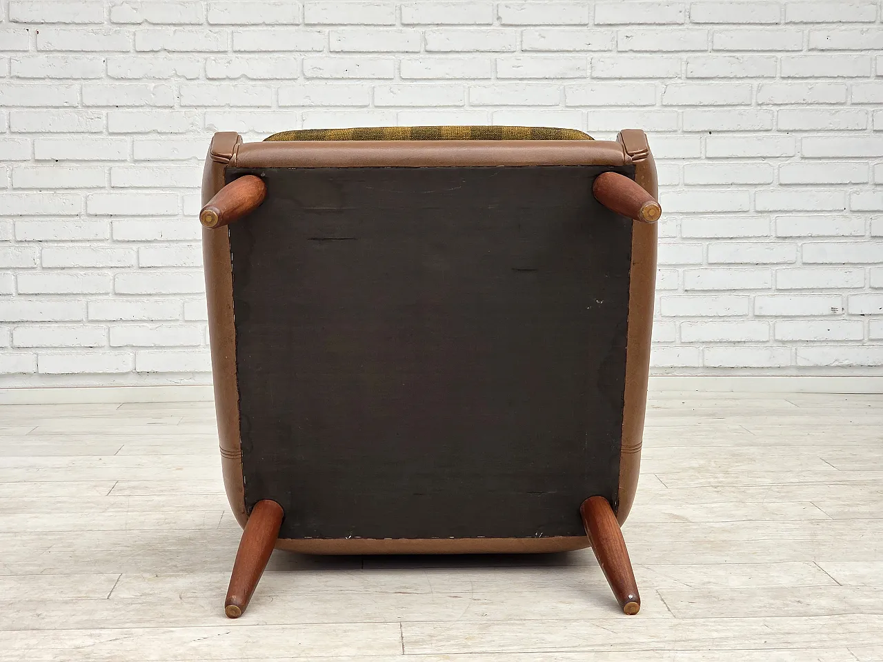 Anni '70, poltrona danese, pelle artificiale, gambe in legno di teak. 19