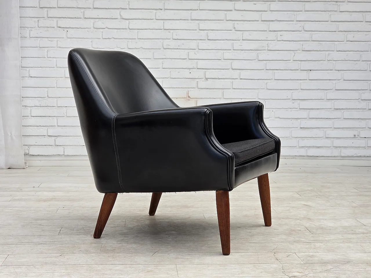 Anni '70, poltrona danese, pelle artificiale, gambe in legno di teak. 1