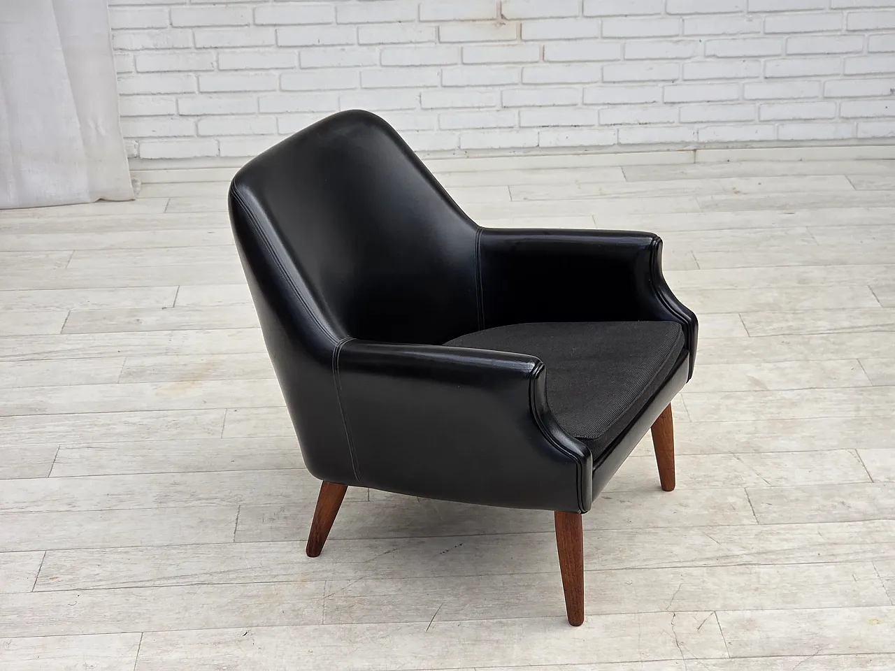 Anni '70, poltrona danese, pelle artificiale, gambe in legno di teak. 2