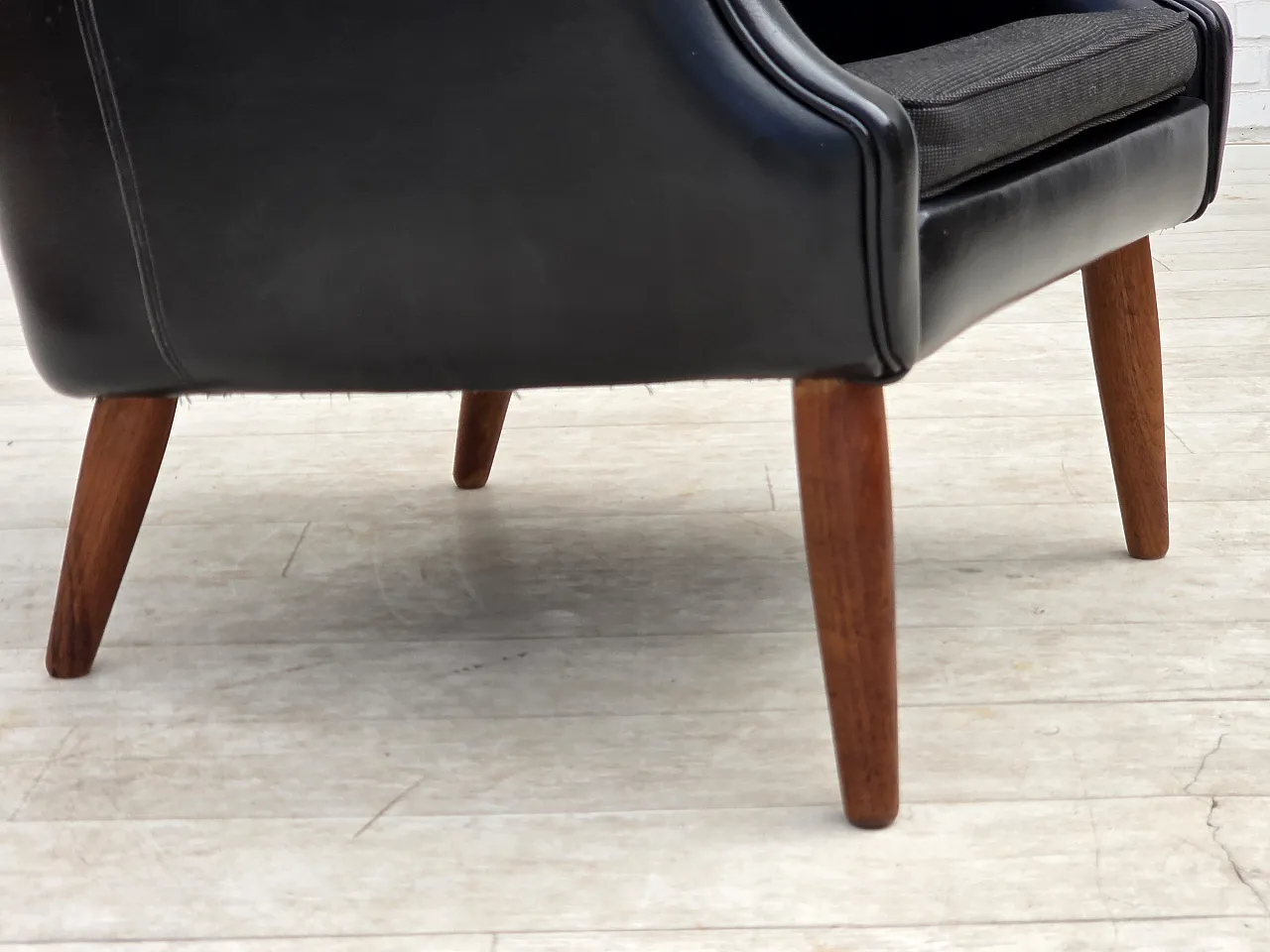 Anni '70, poltrona danese, pelle artificiale, gambe in legno di teak. 4