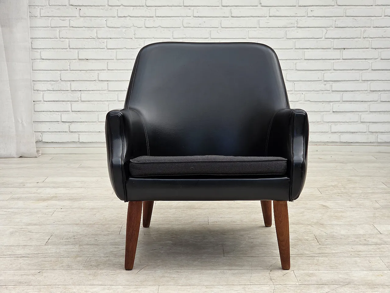 Anni '70, poltrona danese, pelle artificiale, gambe in legno di teak. 9