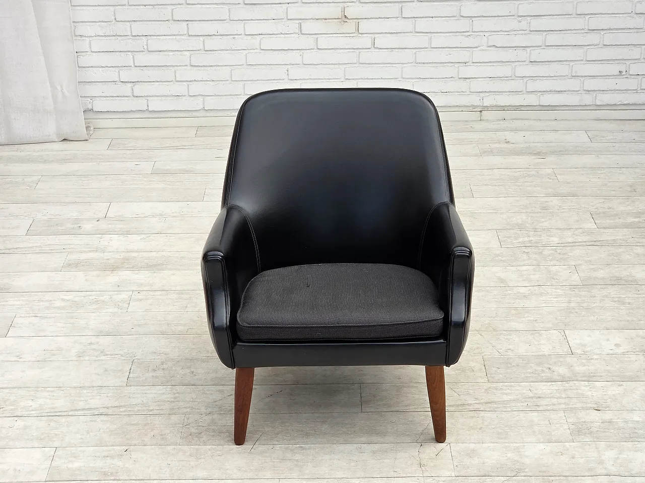 Anni '70, poltrona danese, pelle artificiale, gambe in legno di teak. 10