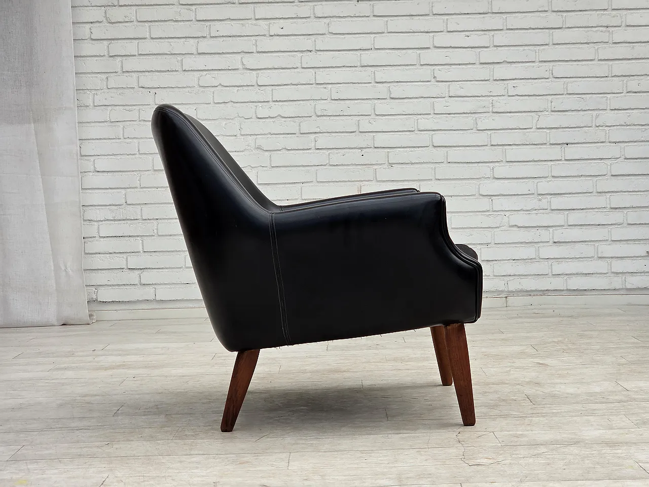 Anni '70, poltrona danese, pelle artificiale, gambe in legno di teak. 11