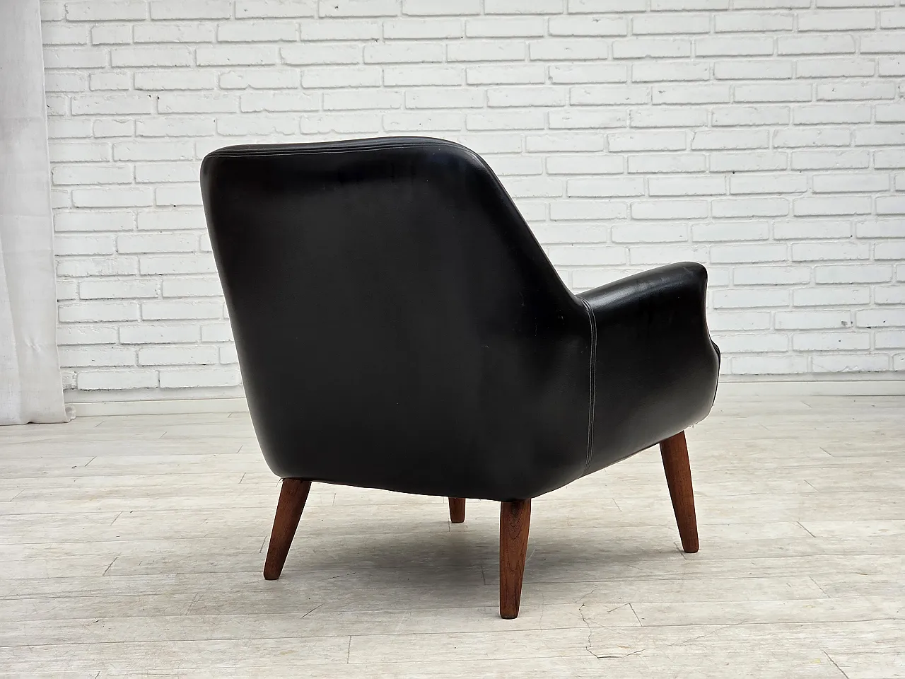 Anni '70, poltrona danese, pelle artificiale, gambe in legno di teak. 13
