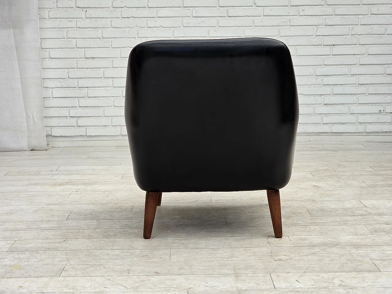 Anni '70, poltrona danese, pelle artificiale, gambe in legno di teak. 14