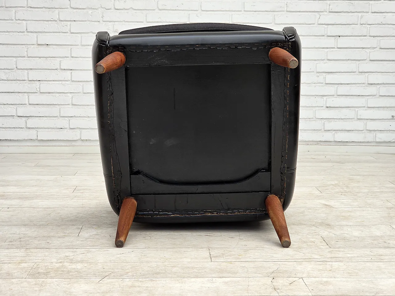 Anni '70, poltrona danese, pelle artificiale, gambe in legno di teak. 18
