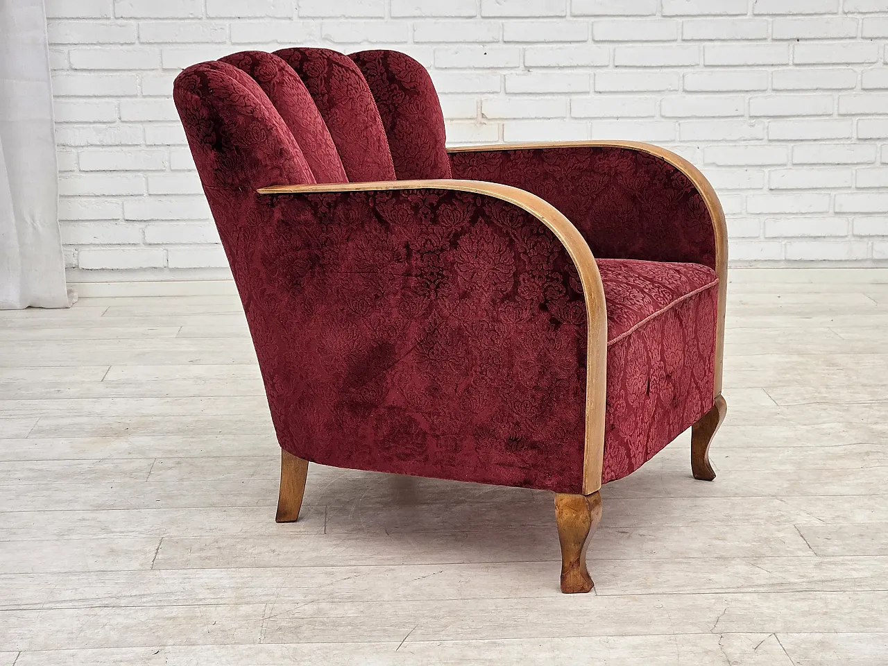 Anni '60, poltrona danese, mobili in velluto rosso ciliegia. 1