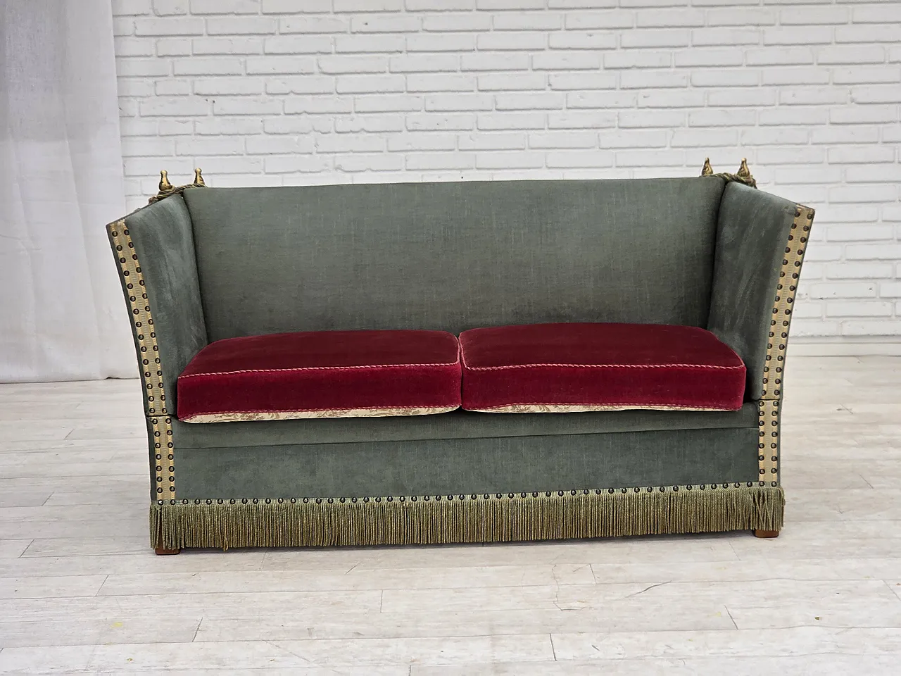Anni '70, divano danese "spagnolo" a 2 posti con braccioli abbassabili, velluto verde e rosso. 1