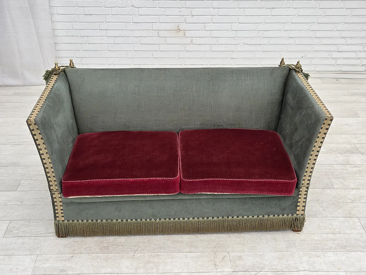 Anni '70, divano danese "spagnolo" a 2 posti con braccioli abbassabili, velluto verde e rosso. 2