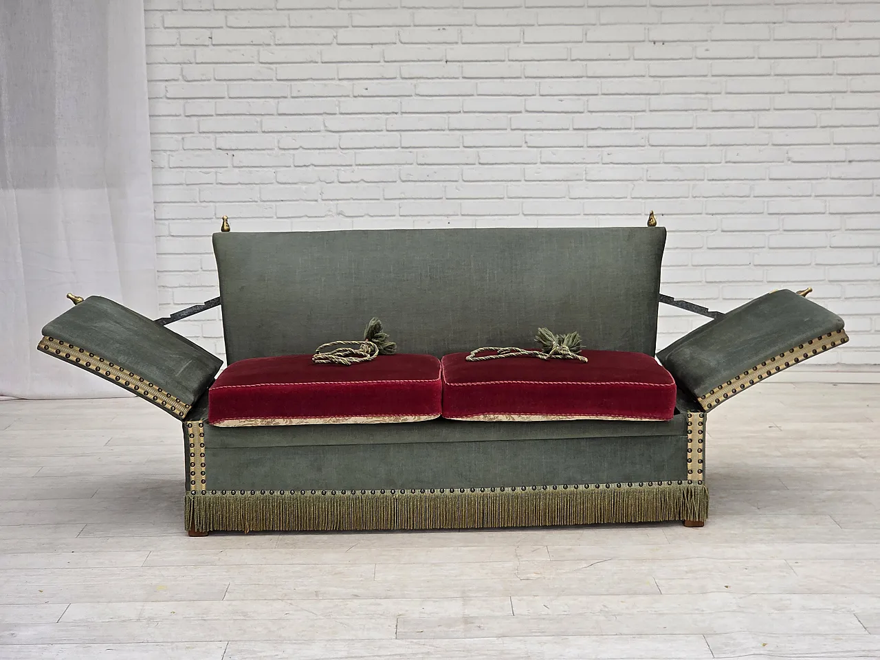 Anni '70, divano danese "spagnolo" a 2 posti con braccioli abbassabili, velluto verde e rosso. 7