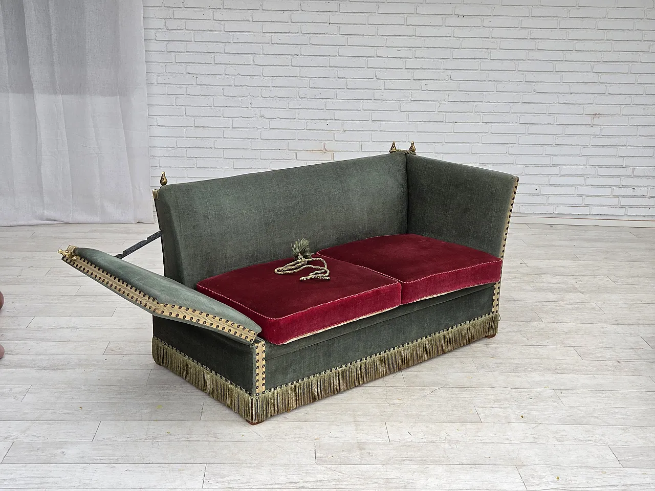 Anni '70, divano danese "spagnolo" a 2 posti con braccioli abbassabili, velluto verde e rosso. 11