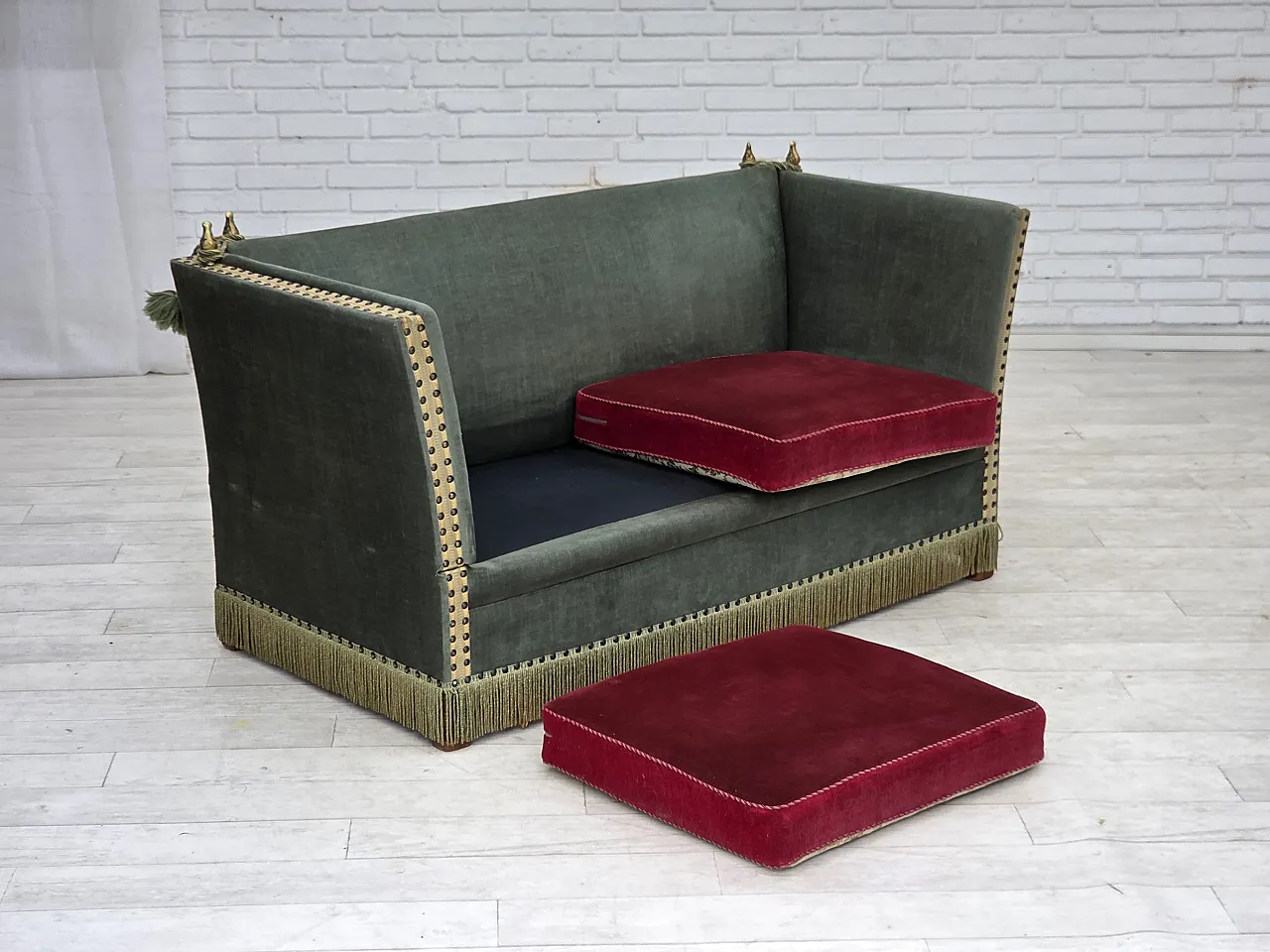 Anni '70, divano danese "spagnolo" a 2 posti con braccioli abbassabili, velluto verde e rosso. 12