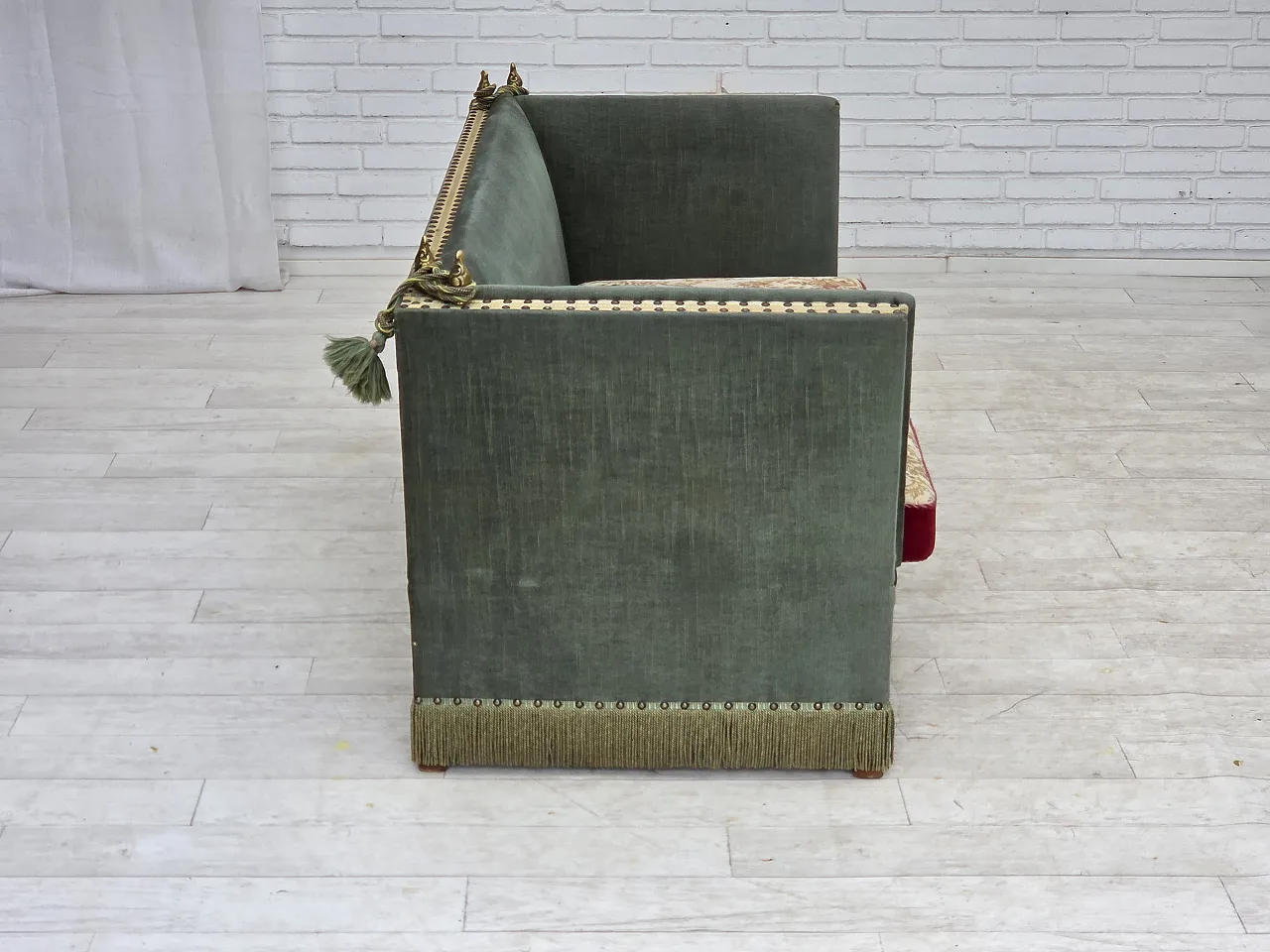 Anni '70, divano danese "spagnolo" a 2 posti con braccioli abbassabili, velluto verde e rosso. 15