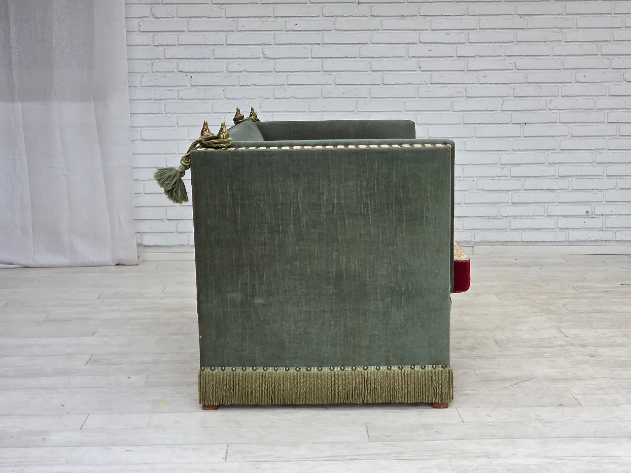 Anni '70, divano danese "spagnolo" a 2 posti con braccioli abbassabili, velluto verde e rosso. 16