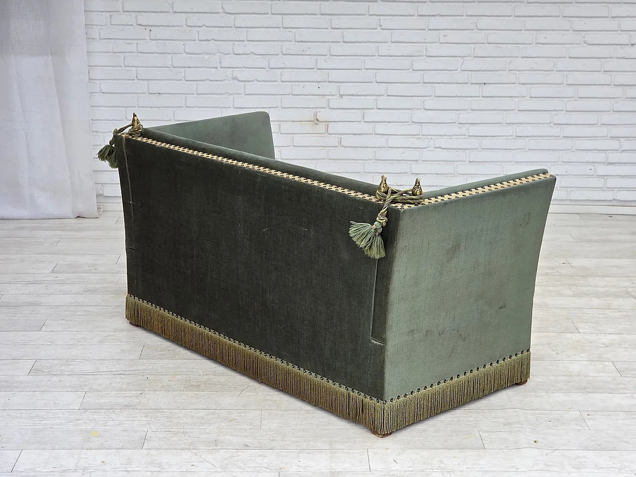 Anni '70, divano danese "spagnolo" a 2 posti con braccioli abbassabili, velluto verde e rosso. 17