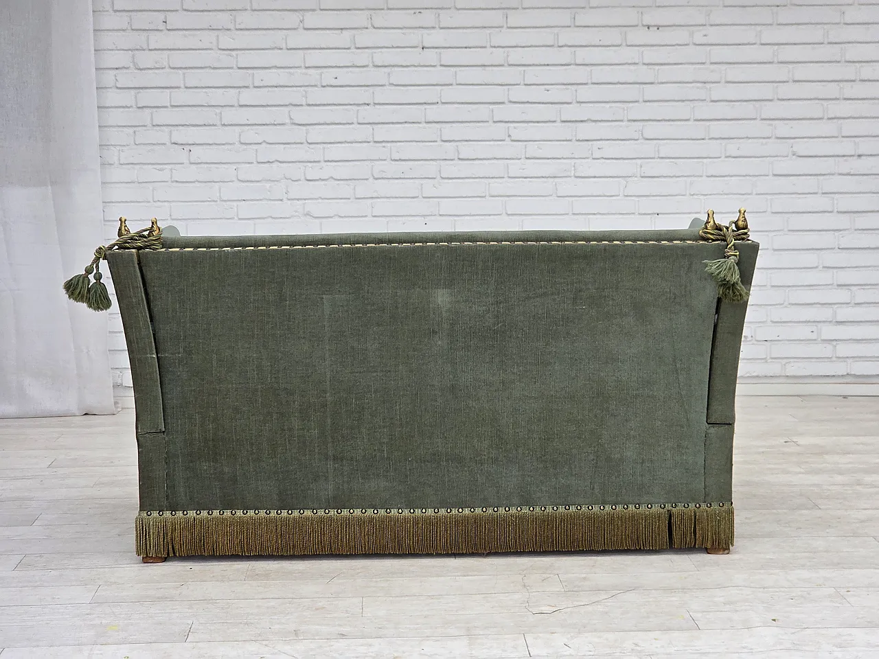 Anni '70, divano danese "spagnolo" a 2 posti con braccioli abbassabili, velluto verde e rosso. 18