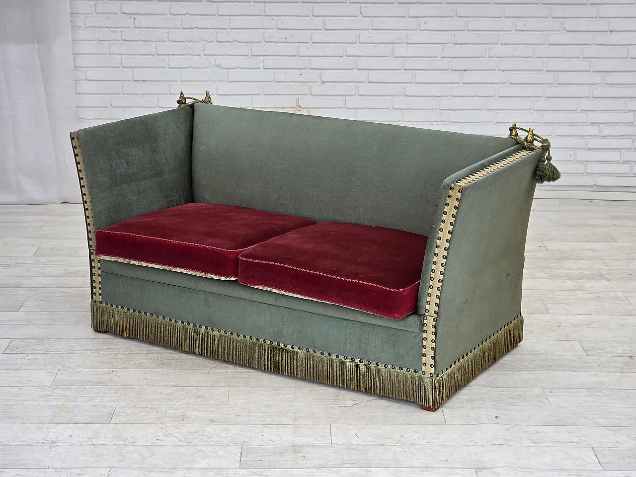 Anni '70, divano danese "spagnolo" a 2 posti con braccioli abbassabili, velluto verde e rosso. 19