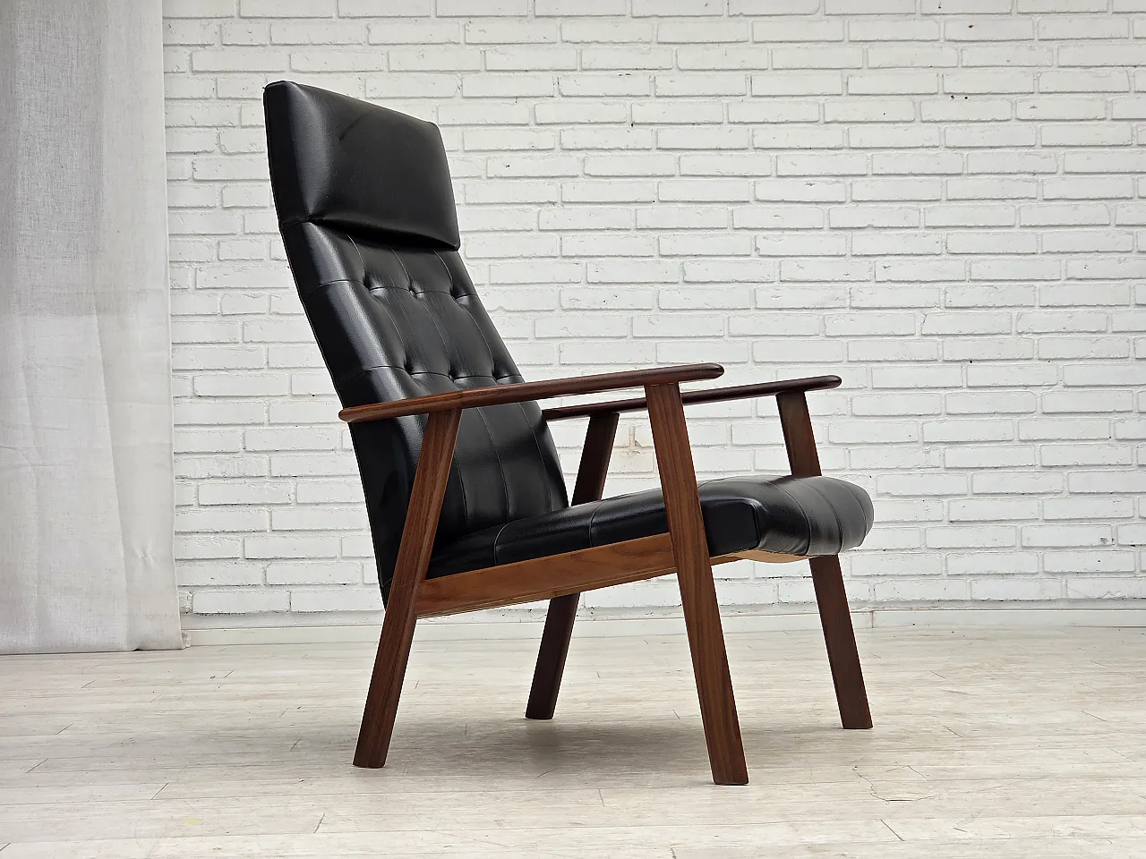 Anni '70, poltrona danese, ecopelle nera, legno di teak. 1