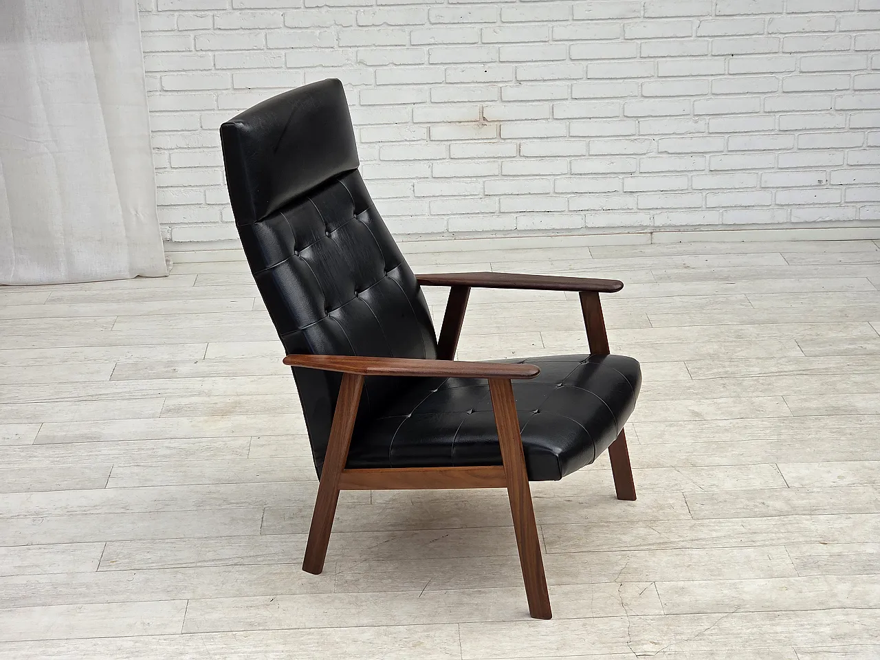 Anni '70, poltrona danese, ecopelle nera, legno di teak. 2
