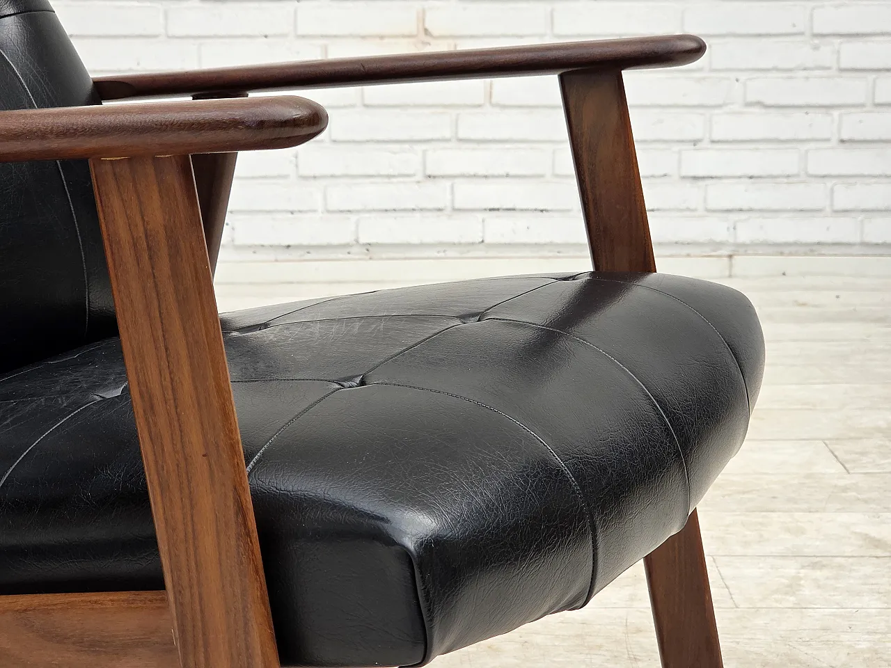 Anni '70, poltrona danese, ecopelle nera, legno di teak. 3