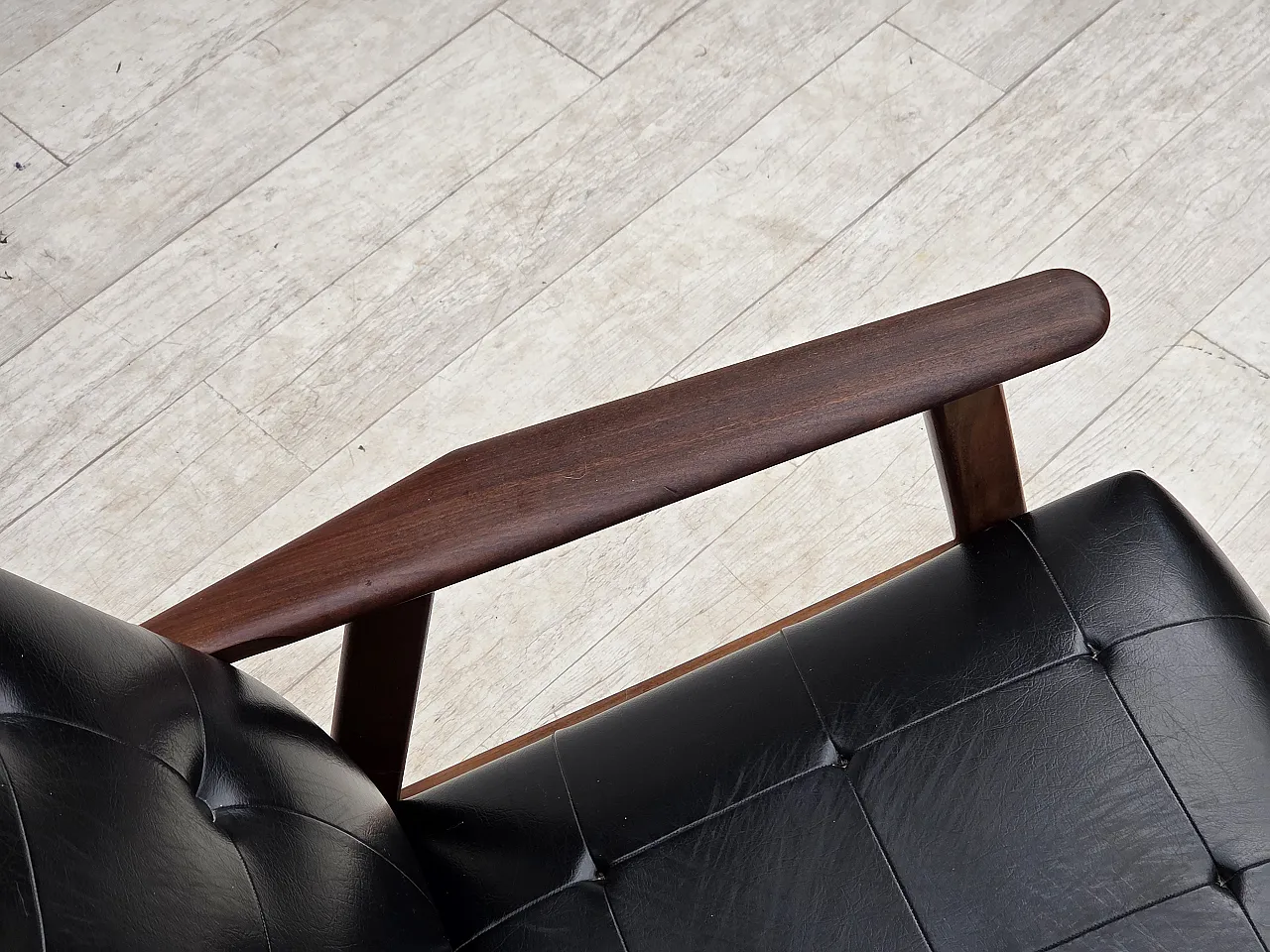 Anni '70, poltrona danese, ecopelle nera, legno di teak. 6