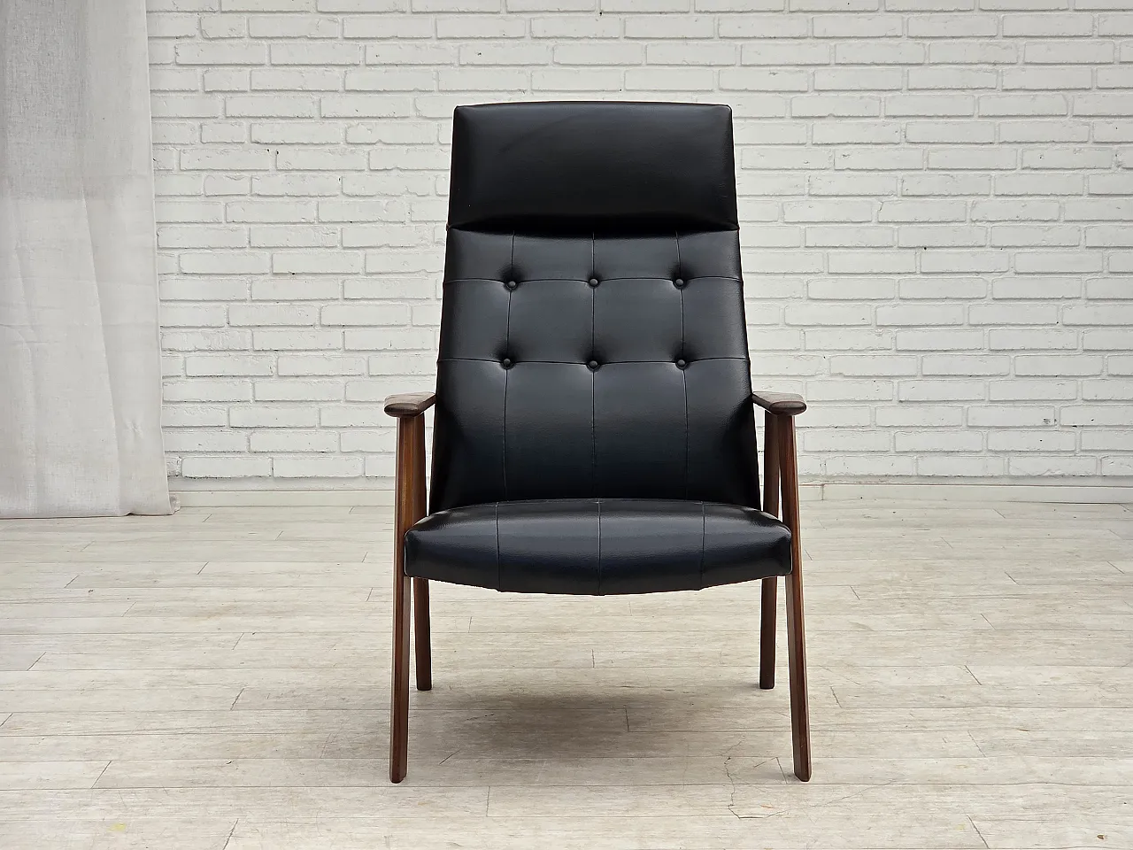 Anni '70, poltrona danese, ecopelle nera, legno di teak. 7