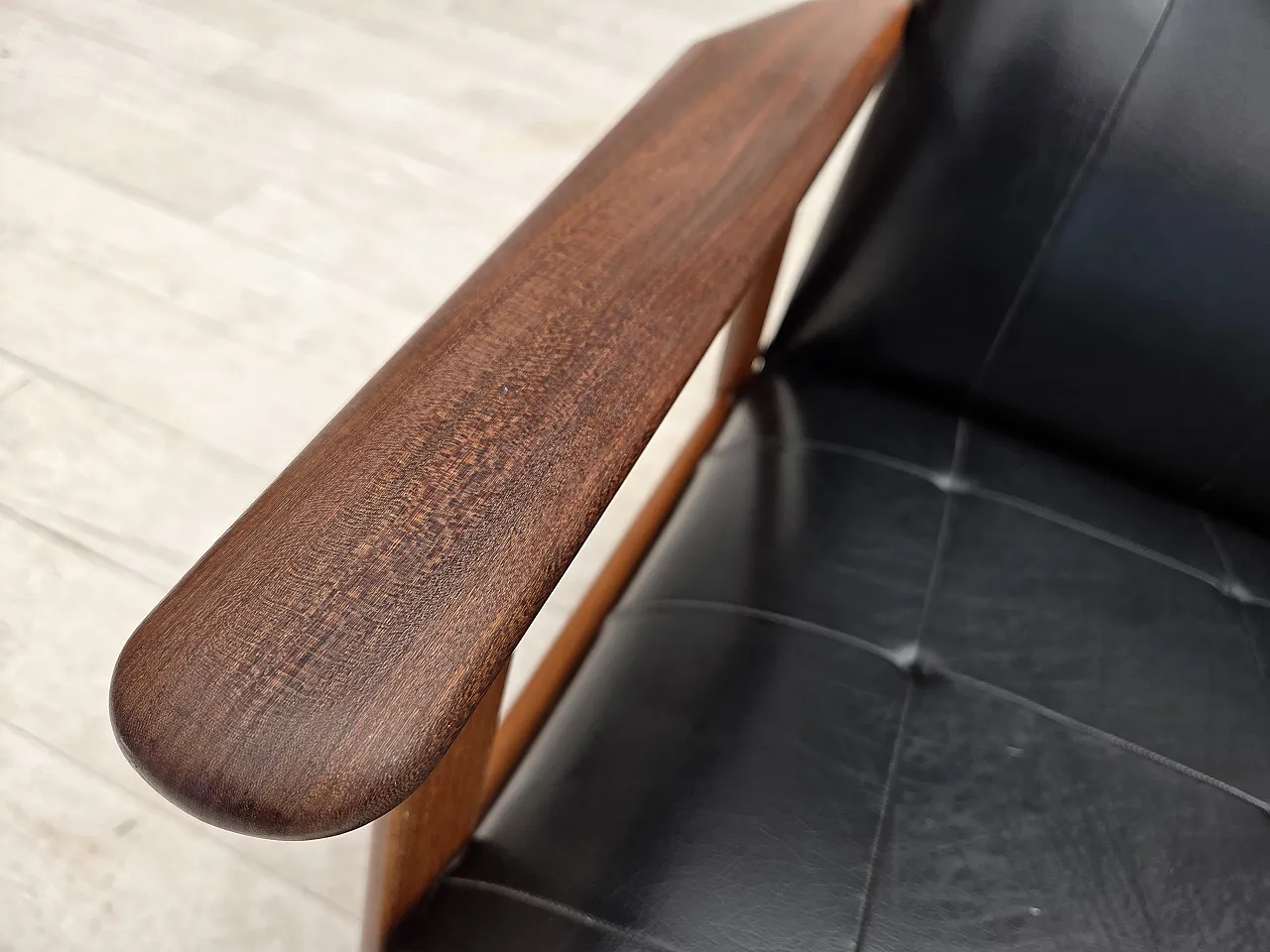 Anni '70, poltrona danese, ecopelle nera, legno di teak. 8