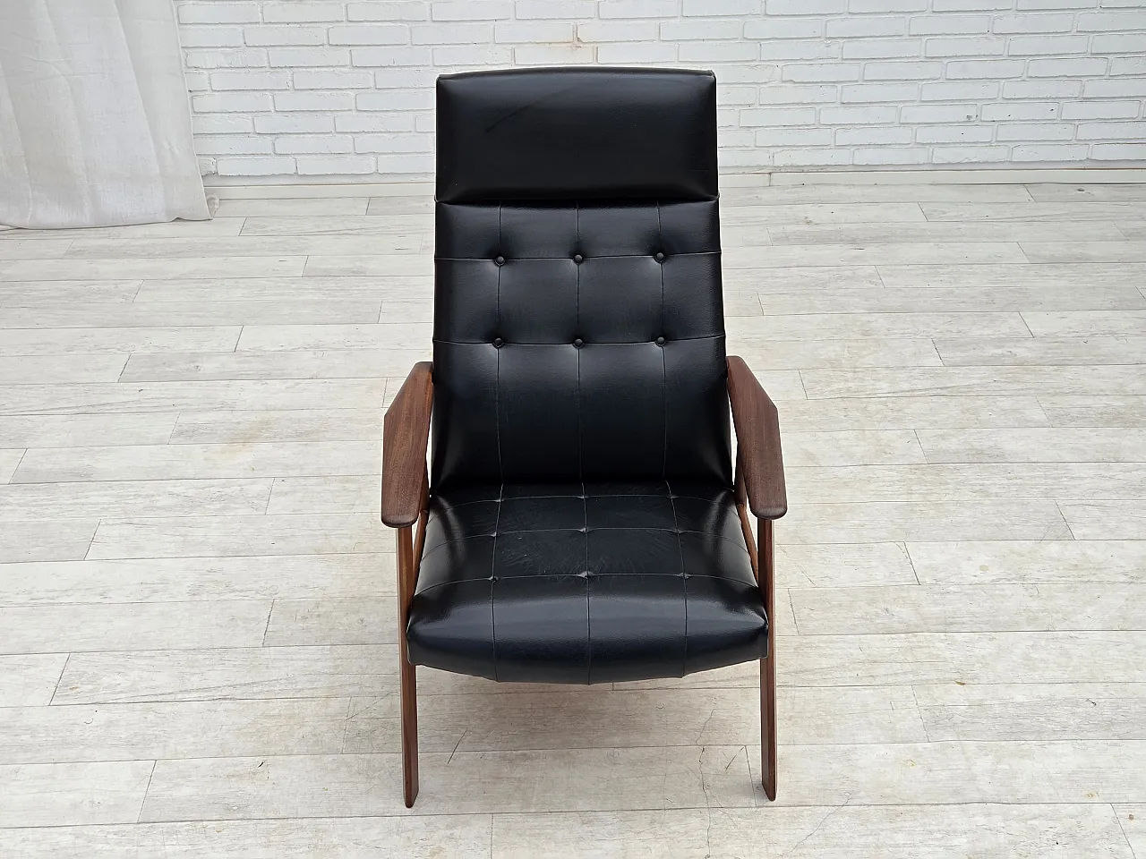 Anni '70, poltrona danese, ecopelle nera, legno di teak. 9