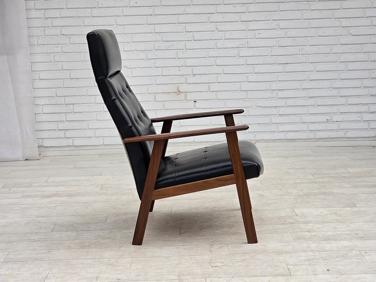Anni '70, poltrona danese, ecopelle nera, legno di teak. 10