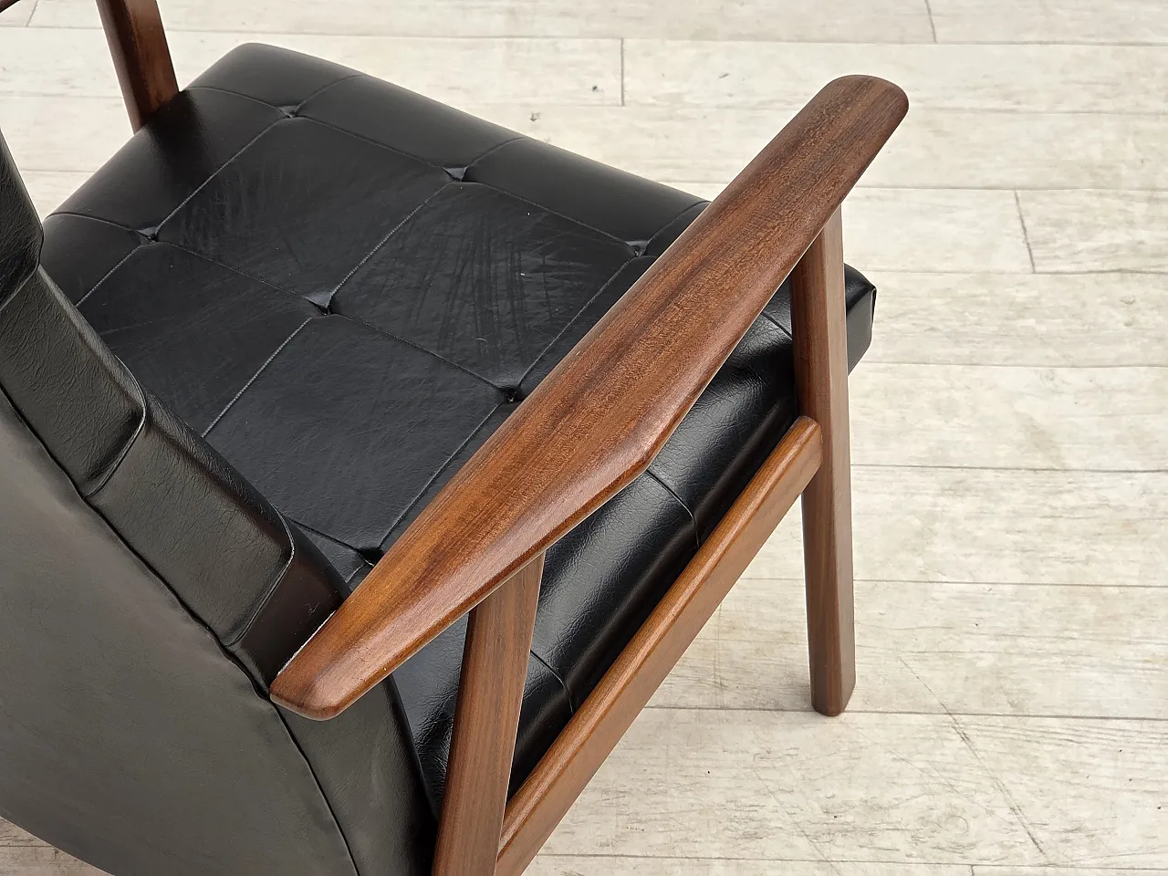 Anni '70, poltrona danese, ecopelle nera, legno di teak. 12