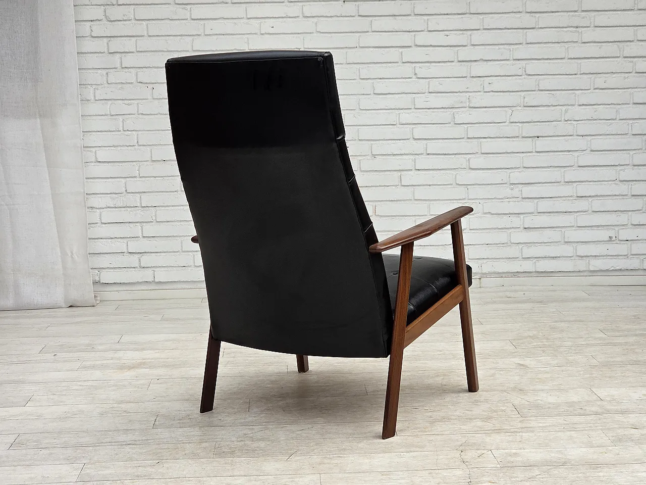 Anni '70, poltrona danese, ecopelle nera, legno di teak. 13