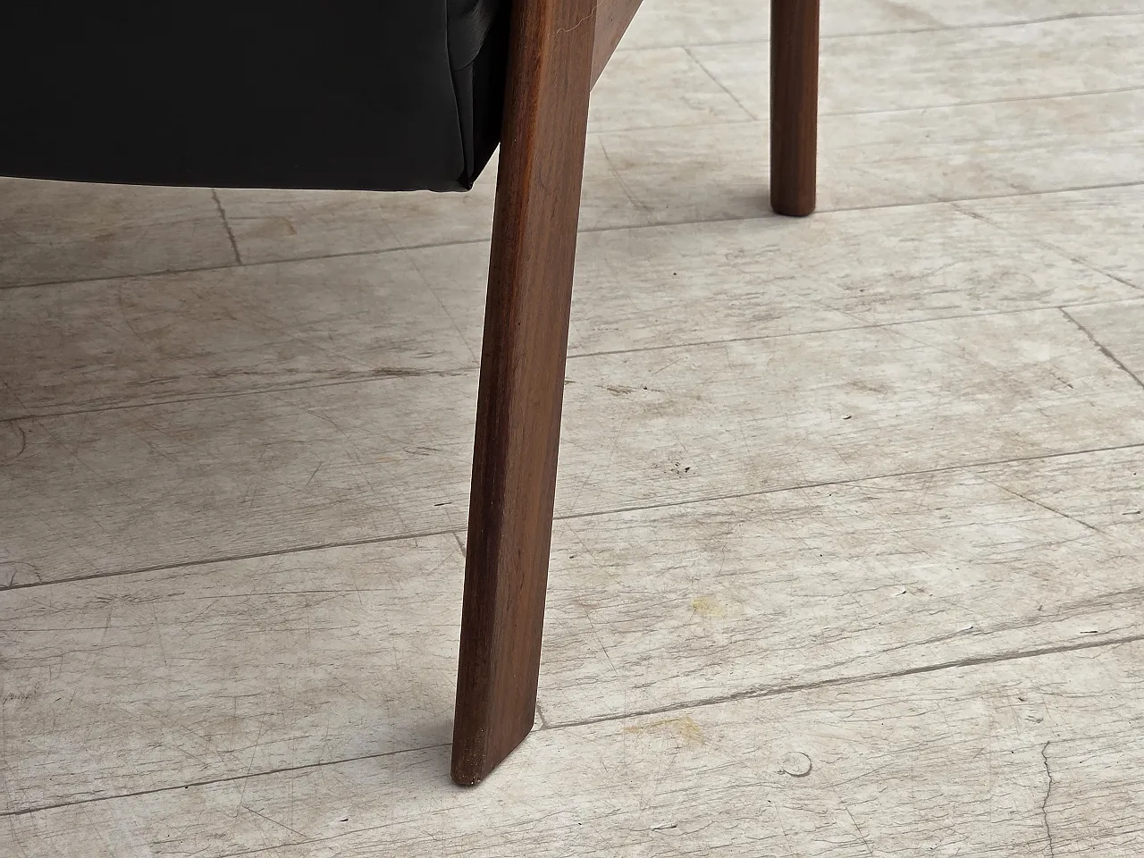 Anni '70, poltrona danese, ecopelle nera, legno di teak. 14