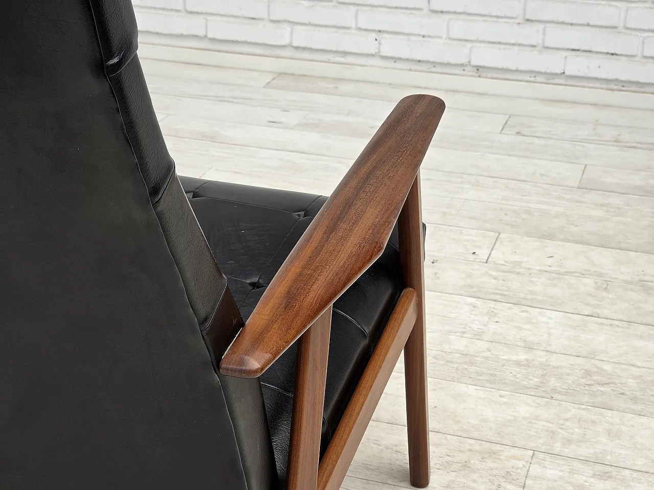 Anni '70, poltrona danese, ecopelle nera, legno di teak. 16