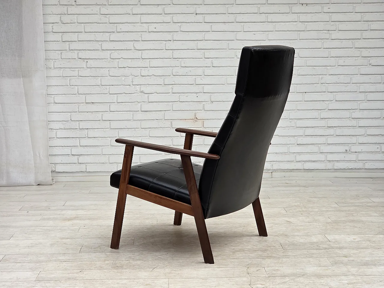 Anni '70, poltrona danese, ecopelle nera, legno di teak. 17