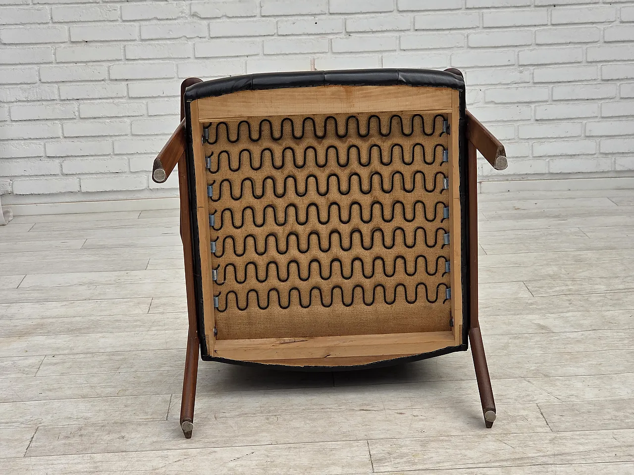 Anni '70, poltrona danese, ecopelle nera, legno di teak. 18