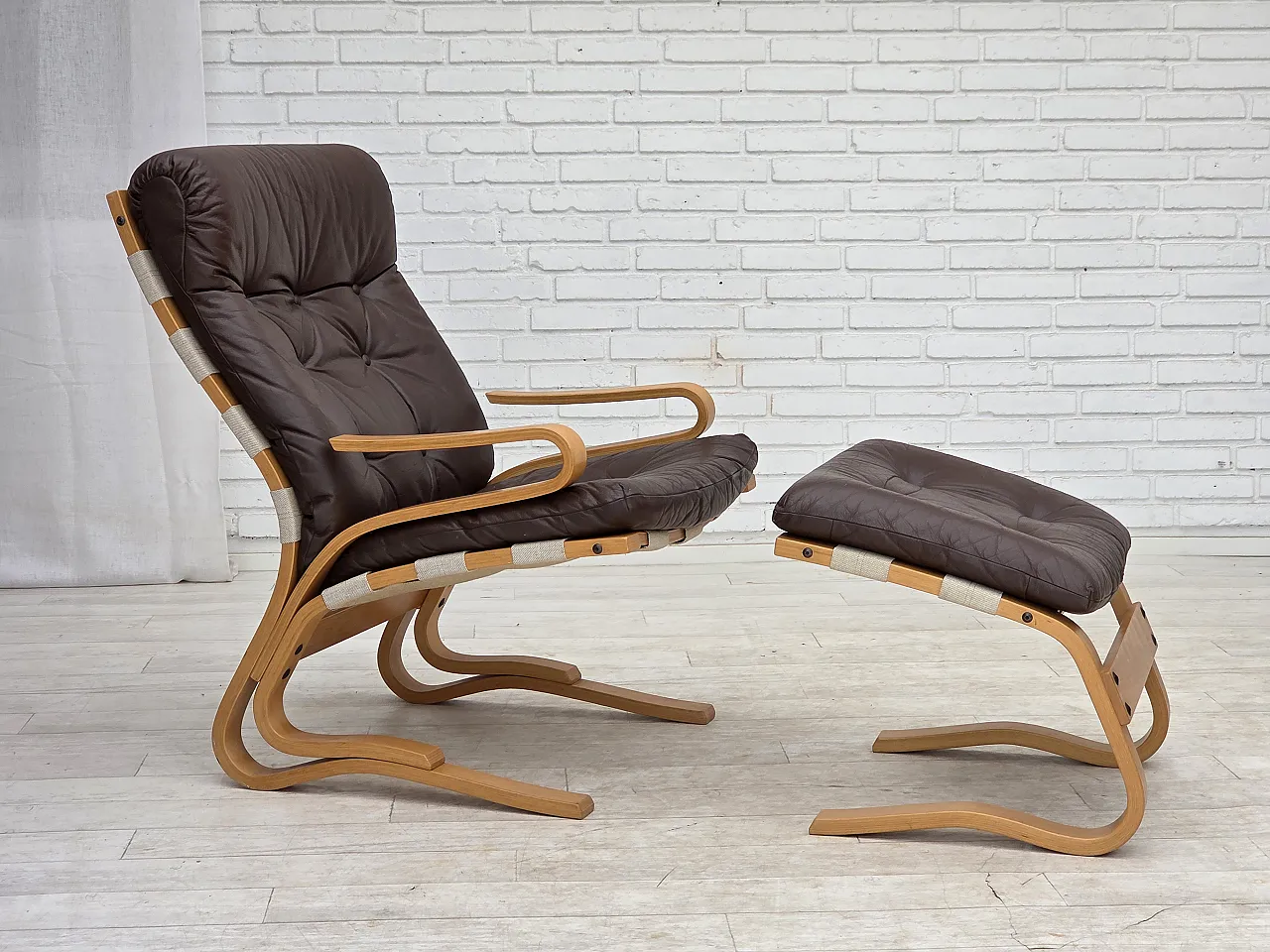 Anni '70, design norvegese di Elsa & Nordahl Solheim, sedia con sgabello. 1