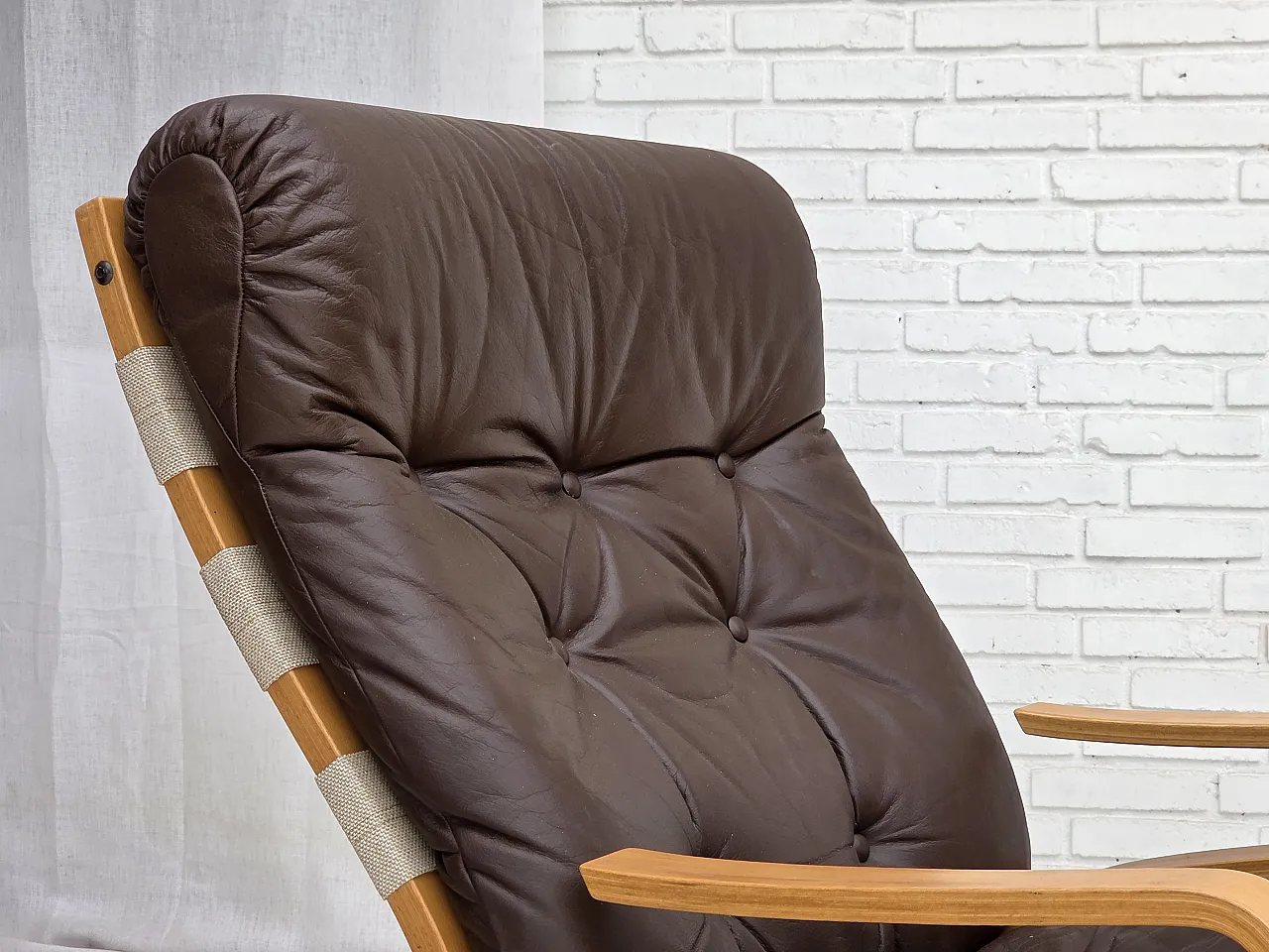Anni '70, design norvegese di Elsa & Nordahl Solheim, sedia con sgabello. 2