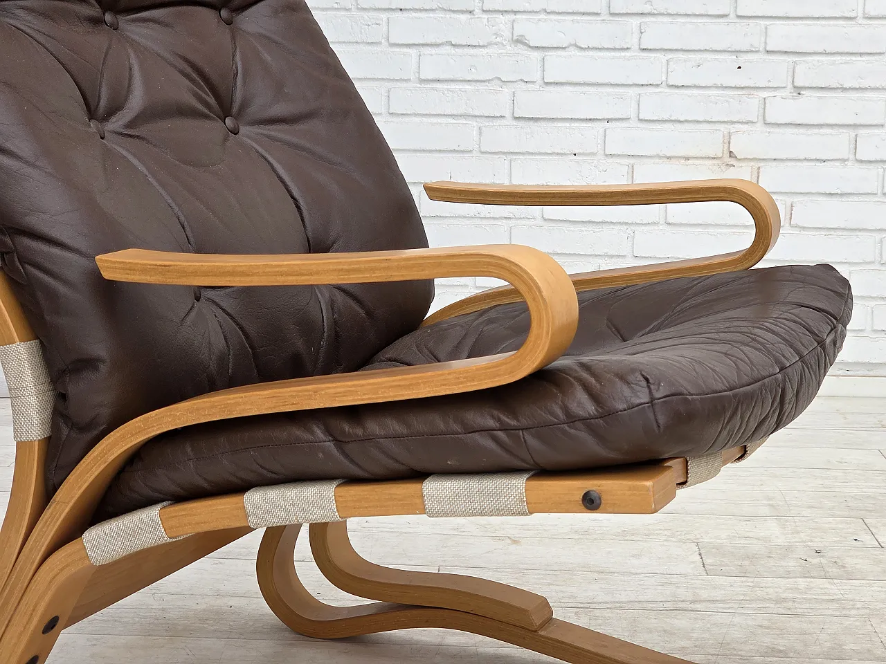 Anni '70, design norvegese di Elsa & Nordahl Solheim, sedia con sgabello. 3