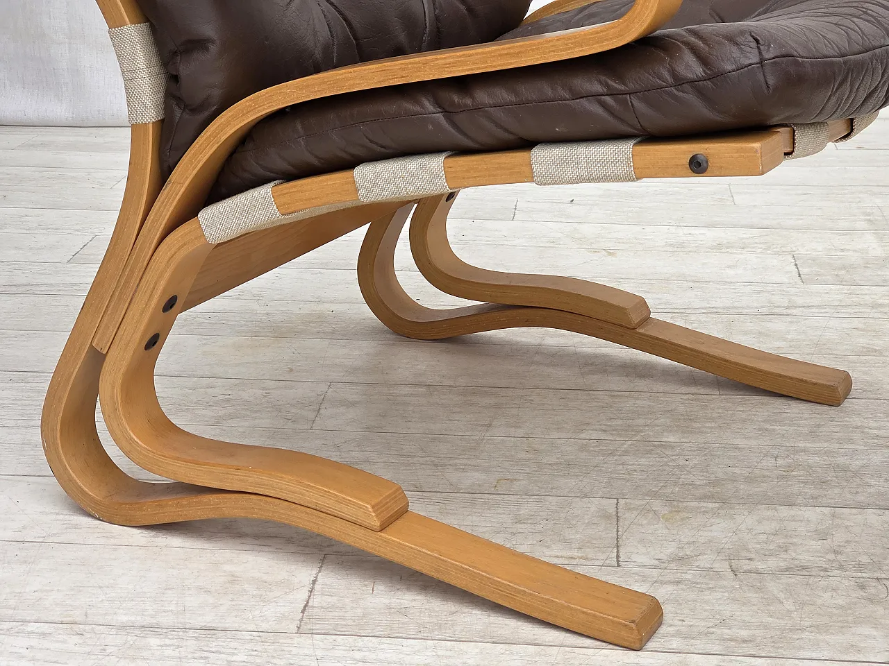 Anni '70, design norvegese di Elsa & Nordahl Solheim, sedia con sgabello. 4