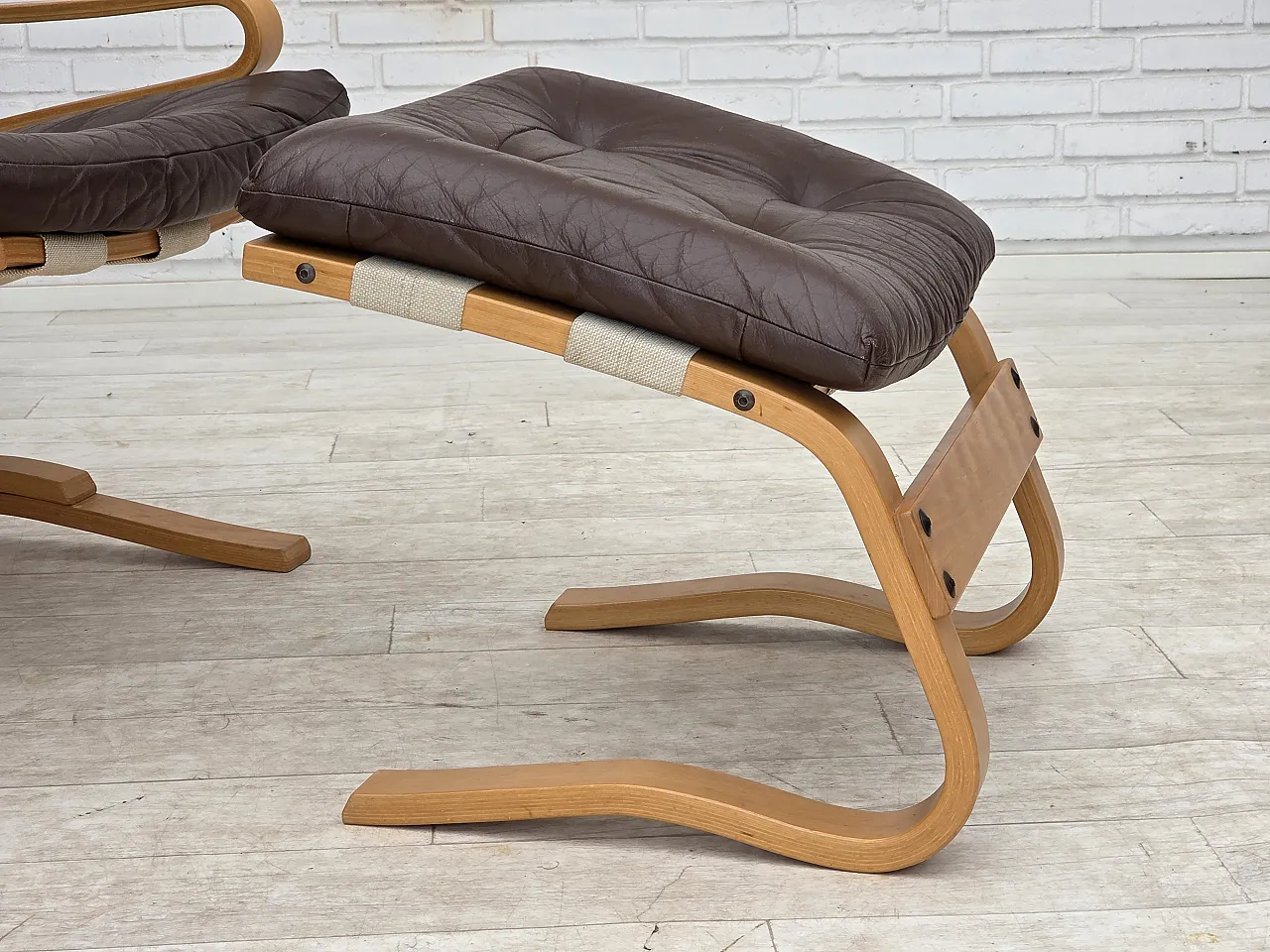 Anni '70, design norvegese di Elsa & Nordahl Solheim, sedia con sgabello. 5