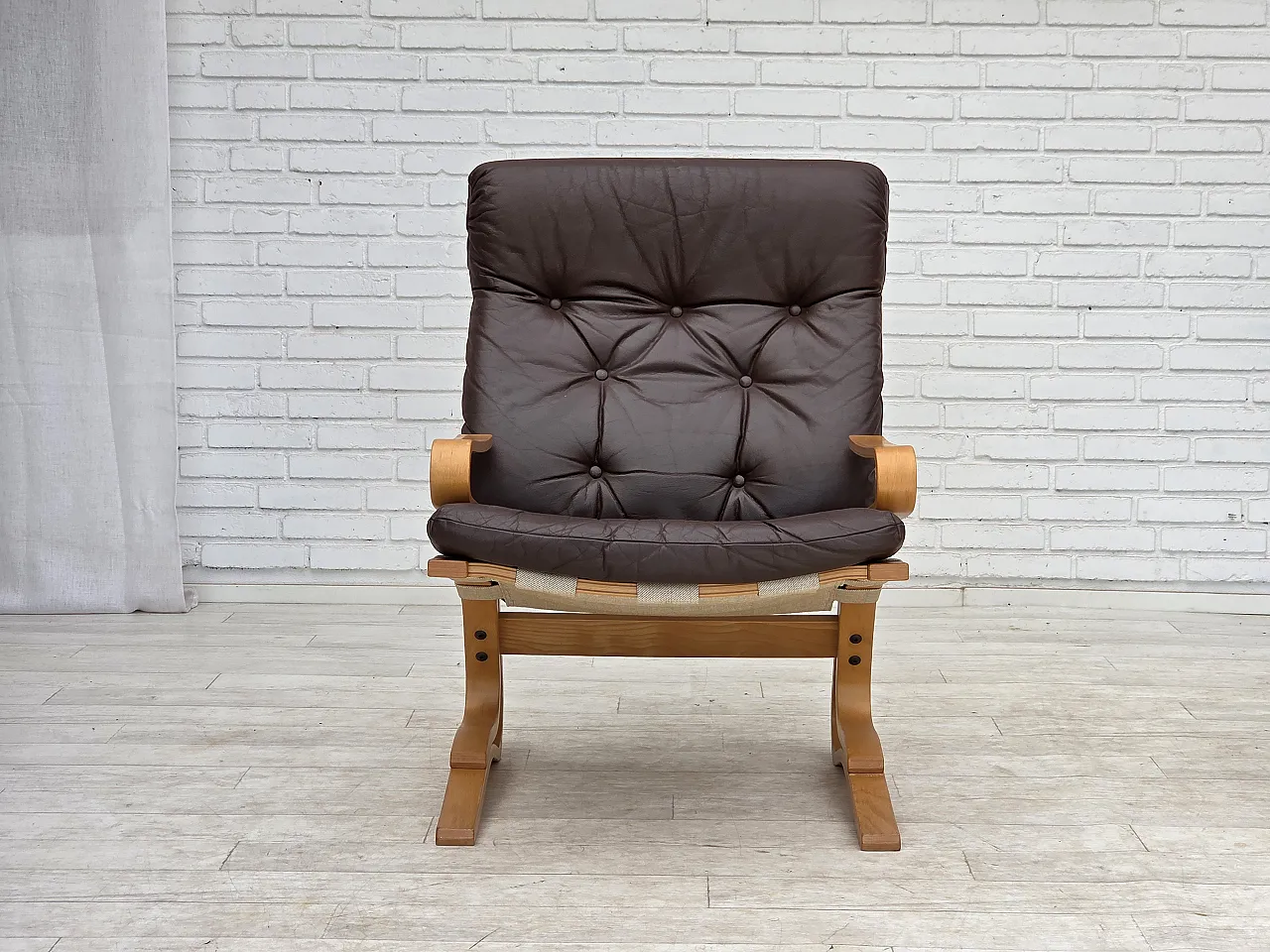 Anni '70, design norvegese di Elsa & Nordahl Solheim, sedia con sgabello. 6