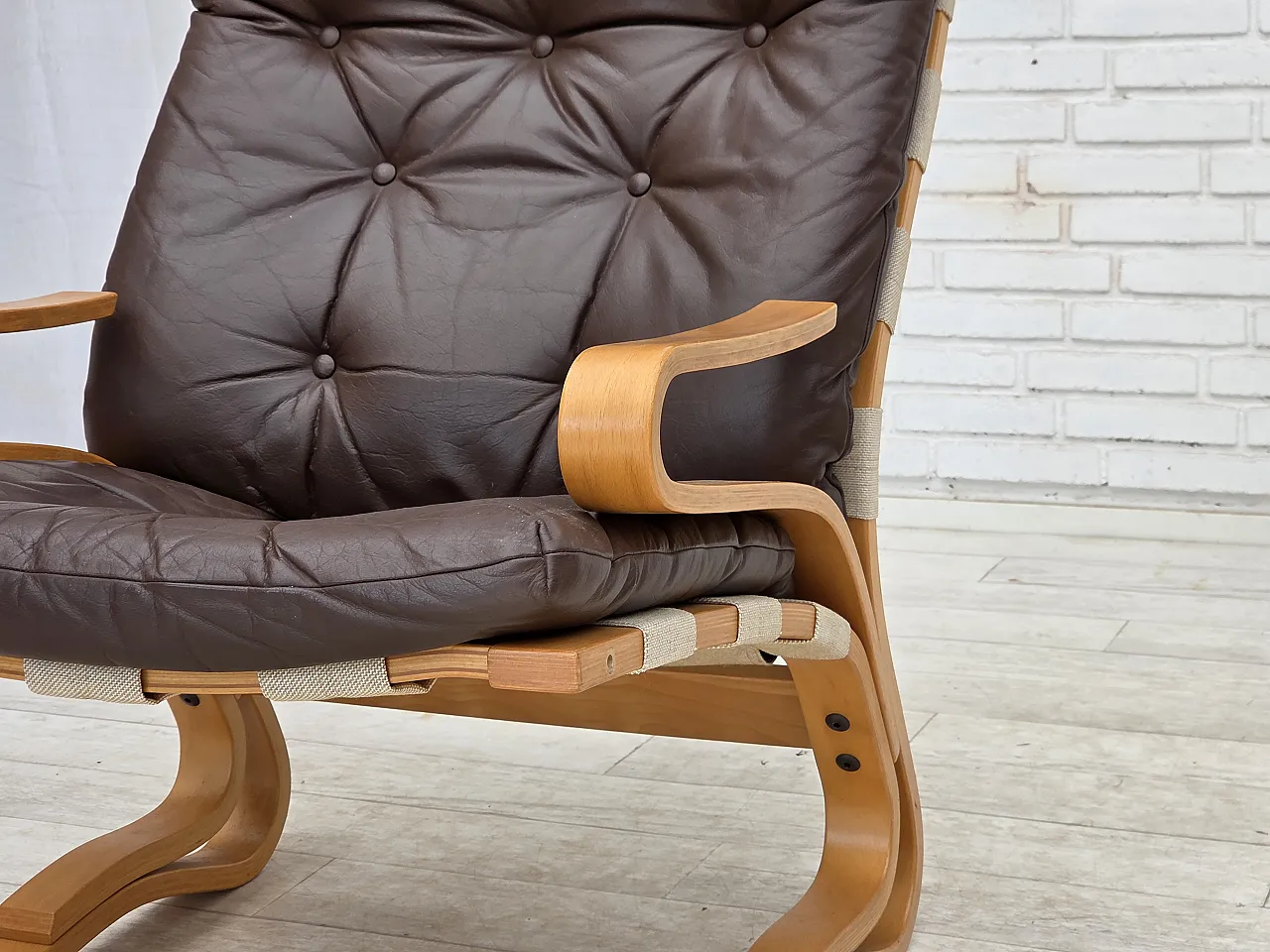 Anni '70, design norvegese di Elsa & Nordahl Solheim, sedia con sgabello. 7
